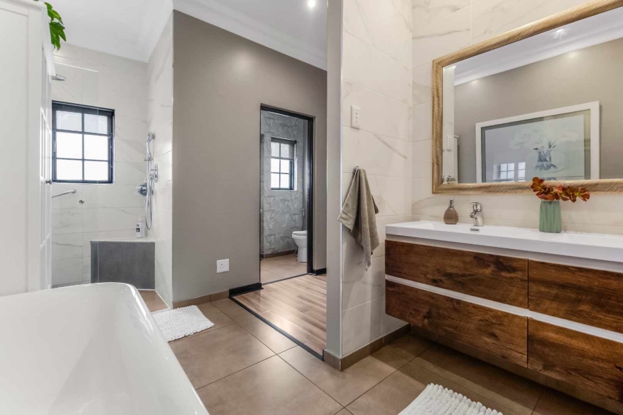 To Let 5 Bedroom Property for Rent in Lonehill Gauteng