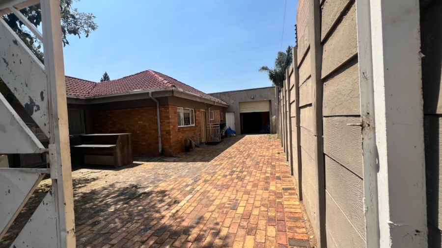5 Bedroom Property for Sale in Robertsham Gauteng