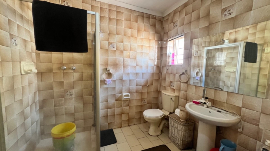 5 Bedroom Property for Sale in Robertsham Gauteng