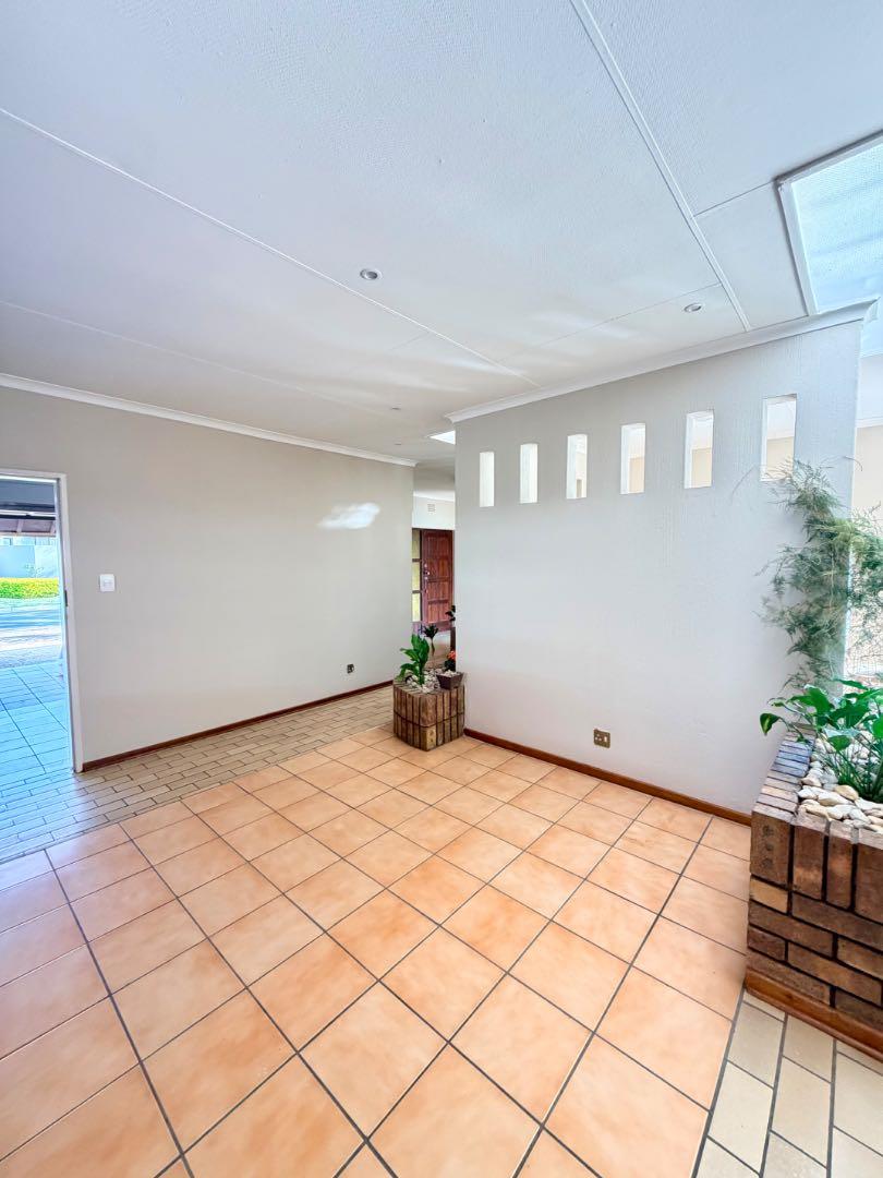 To Let 3 Bedroom Property for Rent in Lakefield Gauteng