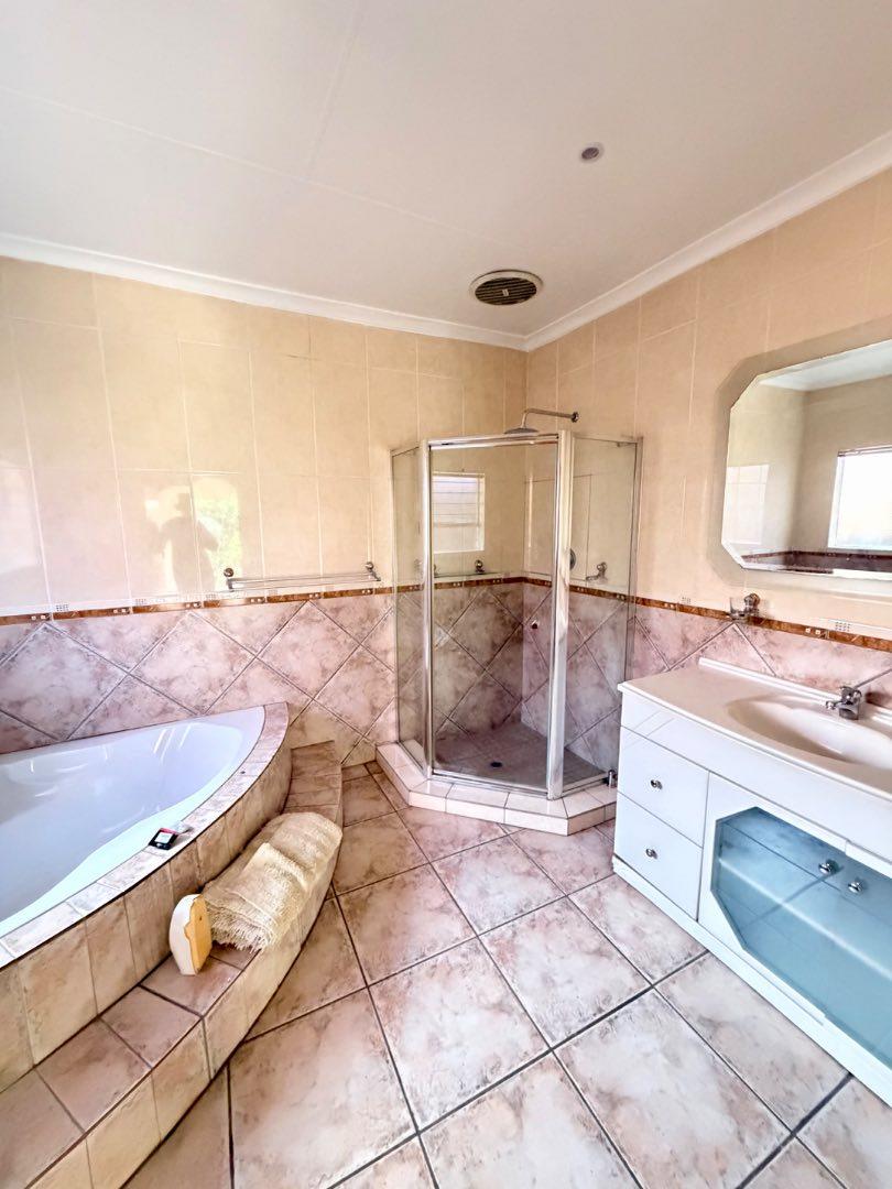 To Let 3 Bedroom Property for Rent in Lakefield Gauteng