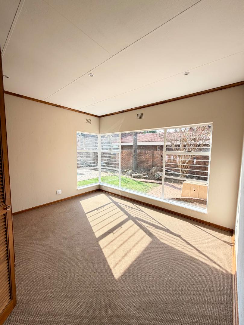 To Let 3 Bedroom Property for Rent in Lakefield Gauteng