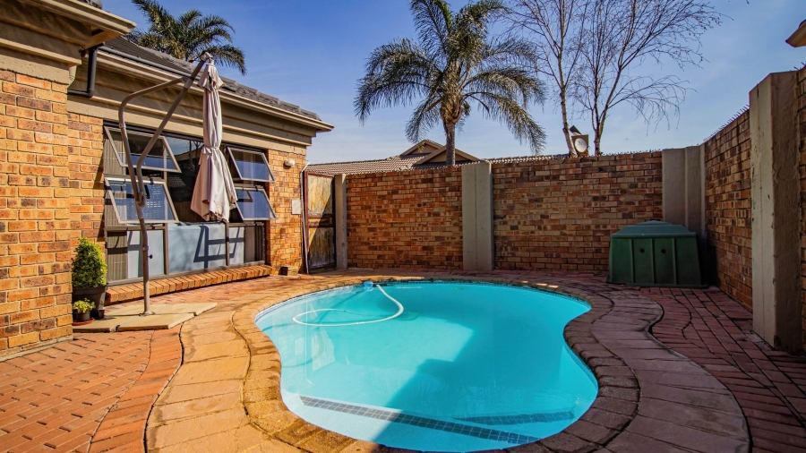 3 Bedroom Property for Sale in Beyerspark Gauteng