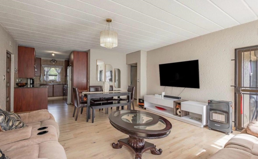 To Let 3 Bedroom Property for Rent in Lakefield Gauteng