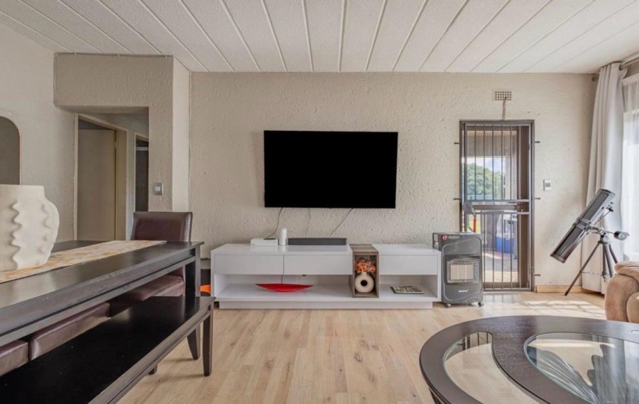 To Let 3 Bedroom Property for Rent in Lakefield Gauteng