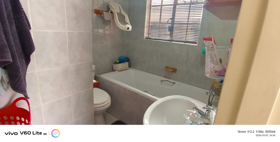 To Let 2 Bedroom Property for Rent in New Redruth Gauteng