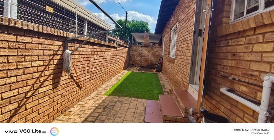 To Let 2 Bedroom Property for Rent in New Redruth Gauteng