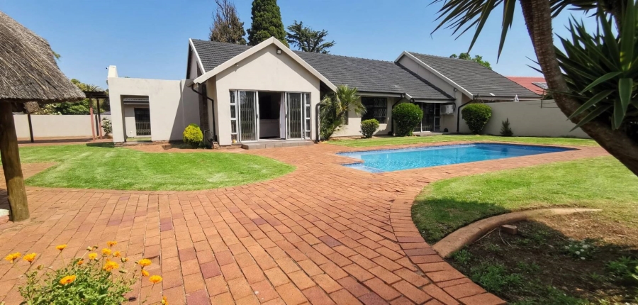 To Let 4 Bedroom Property for Rent in Brackenhurst Gauteng