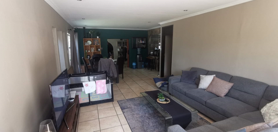 To Let 4 Bedroom Property for Rent in Brackenhurst Gauteng