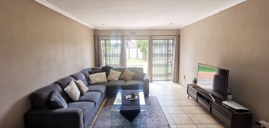 To Let 4 Bedroom Property for Rent in Brackenhurst Gauteng