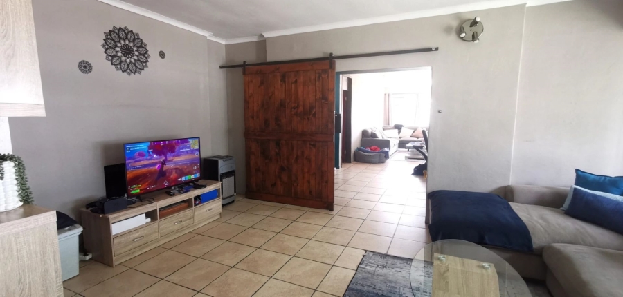To Let 4 Bedroom Property for Rent in Brackenhurst Gauteng