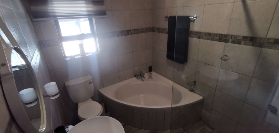 To Let 4 Bedroom Property for Rent in Brackenhurst Gauteng