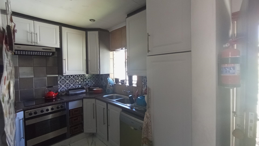 2 Bedroom Property for Sale in Rooihuiskraal North Gauteng