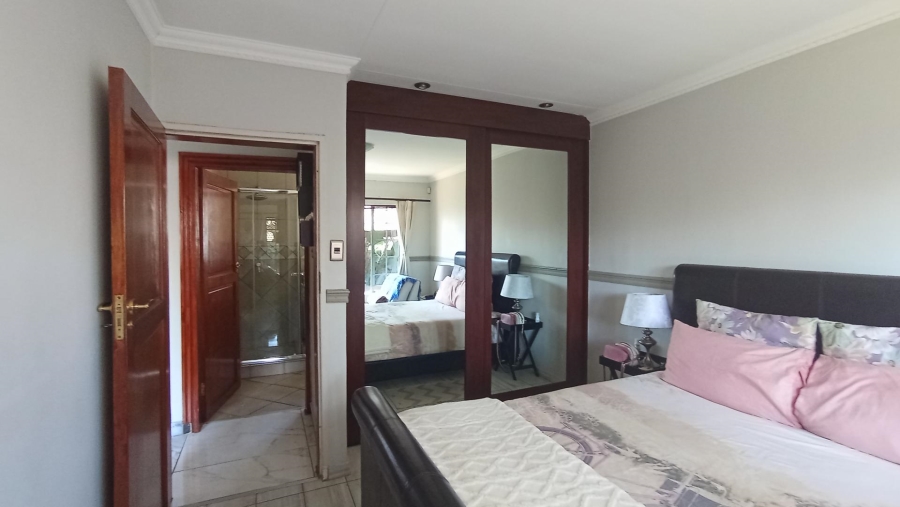 2 Bedroom Property for Sale in Rooihuiskraal North Gauteng