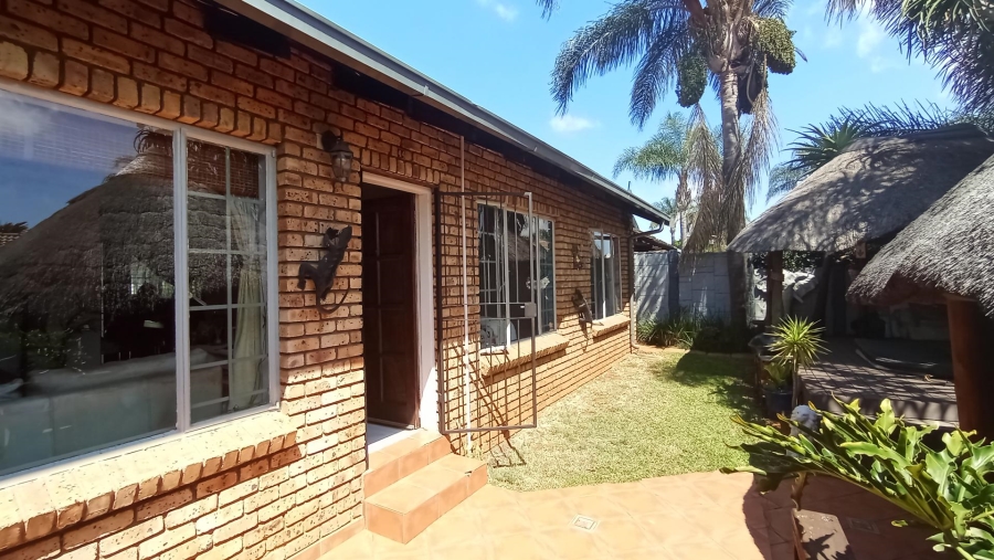 2 Bedroom Property for Sale in Rooihuiskraal North Gauteng