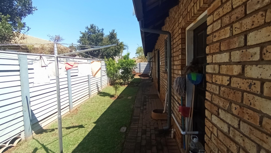 2 Bedroom Property for Sale in Rooihuiskraal North Gauteng
