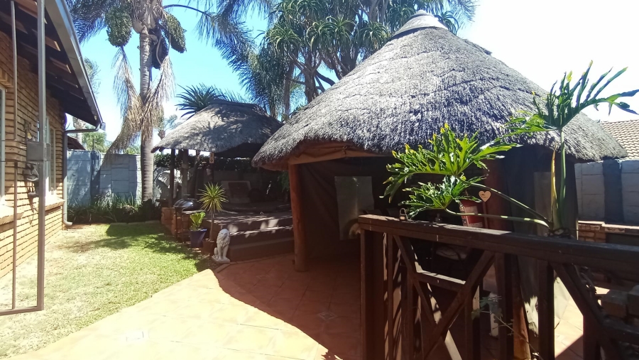 2 Bedroom Property for Sale in Rooihuiskraal North Gauteng