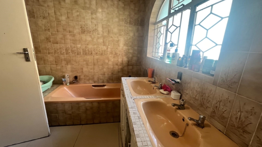 5 Bedroom Property for Sale in Bassonia Gauteng
