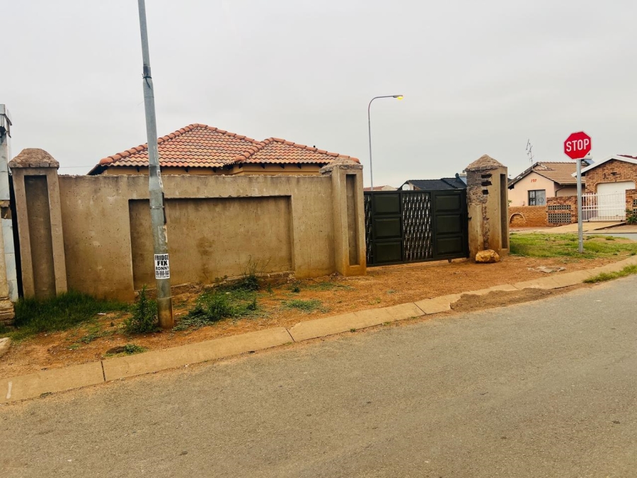 To Let 3 Bedroom Property for Rent in Protea North Gauteng