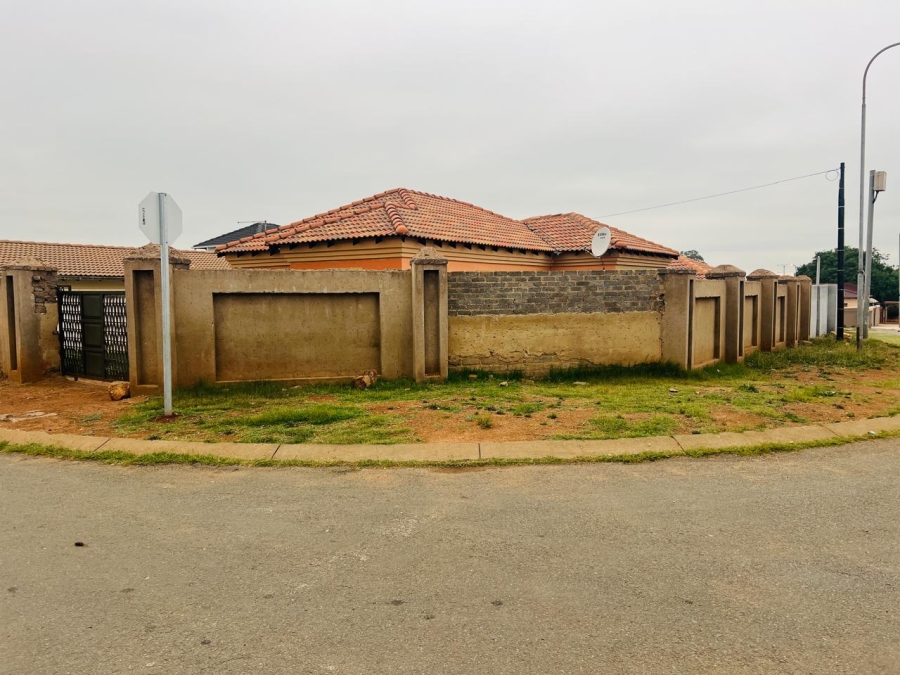 To Let 3 Bedroom Property for Rent in Protea North Gauteng