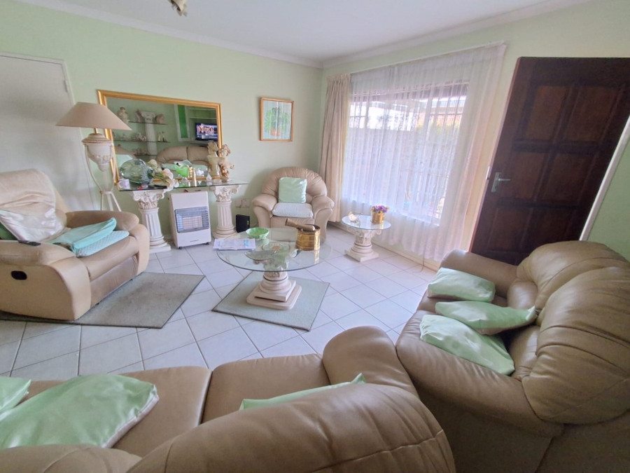 2 Bedroom Property for Sale in Die Hoewes Gauteng