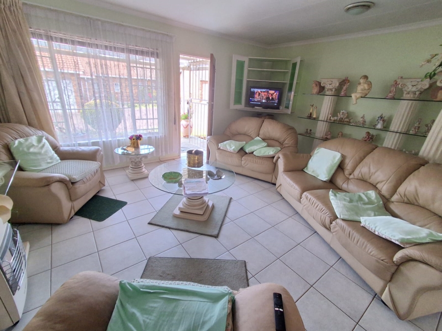 2 Bedroom Property for Sale in Die Hoewes Gauteng
