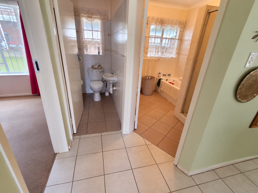2 Bedroom Property for Sale in Die Hoewes Gauteng