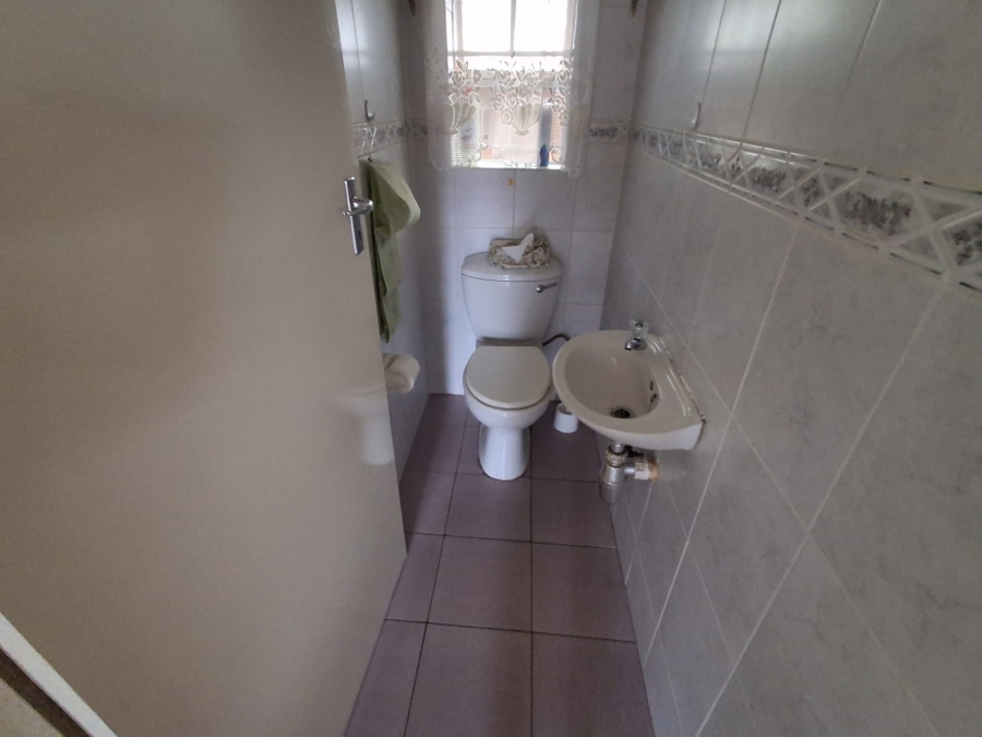2 Bedroom Property for Sale in Die Hoewes Gauteng