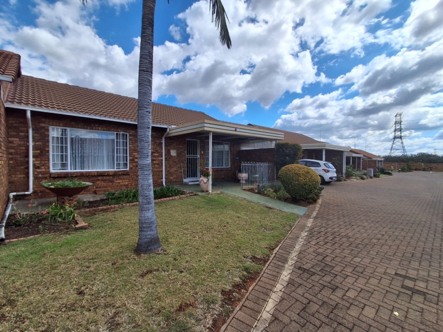 2 Bedroom Property for Sale in Die Hoewes Gauteng
