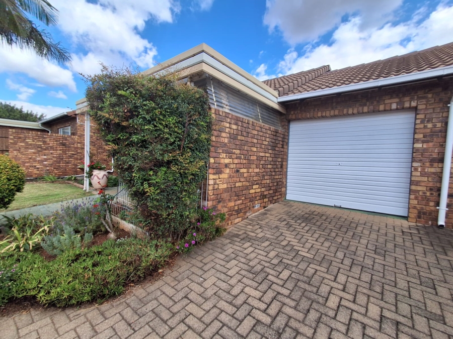 2 Bedroom Property for Sale in Die Hoewes Gauteng