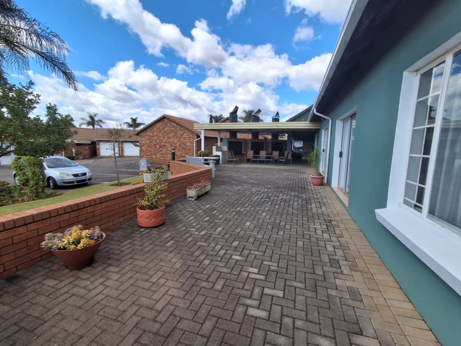 2 Bedroom Property for Sale in Die Hoewes Gauteng