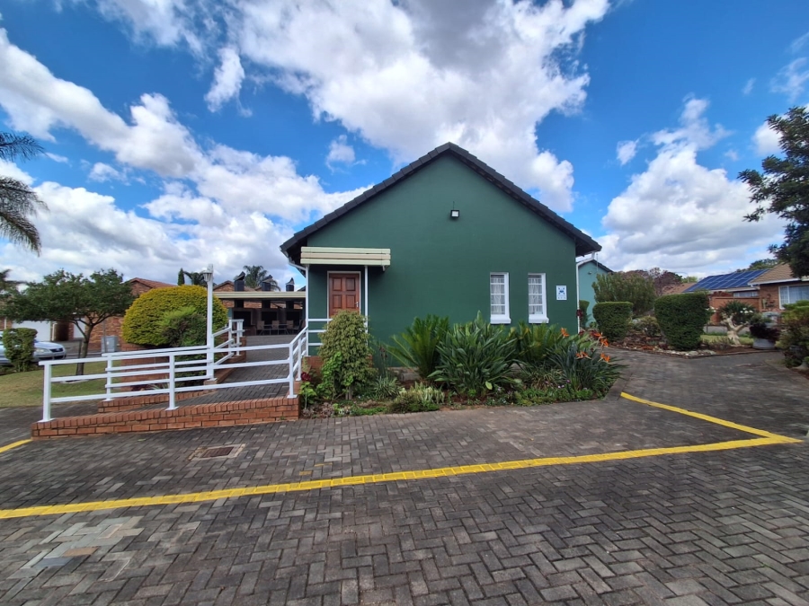 2 Bedroom Property for Sale in Die Hoewes Gauteng