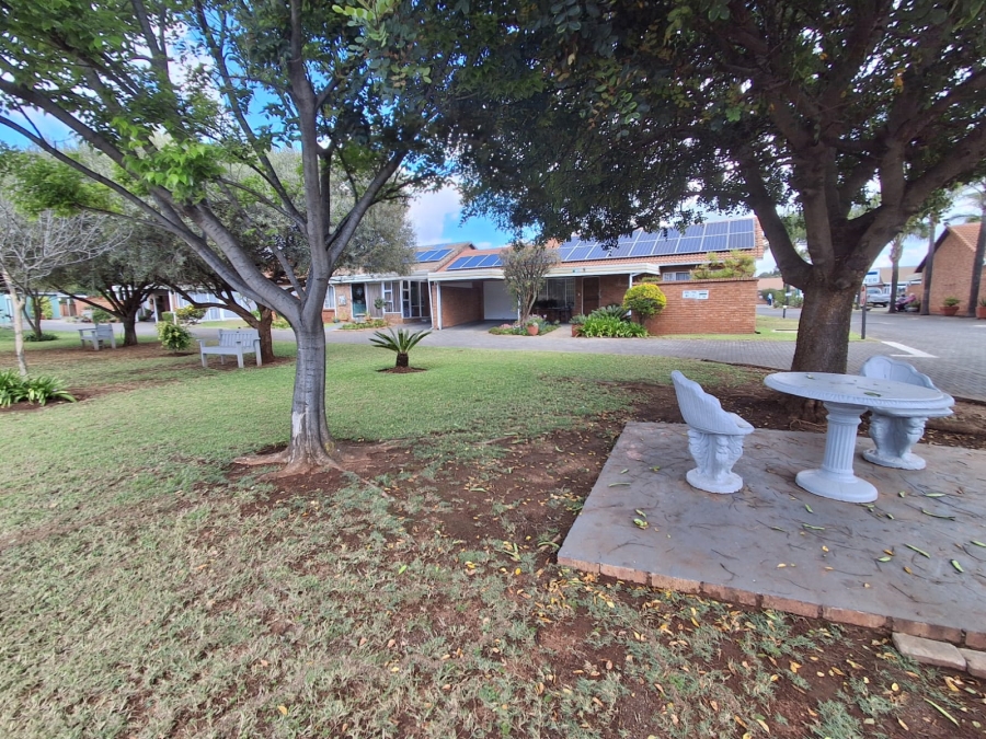 2 Bedroom Property for Sale in Die Hoewes Gauteng