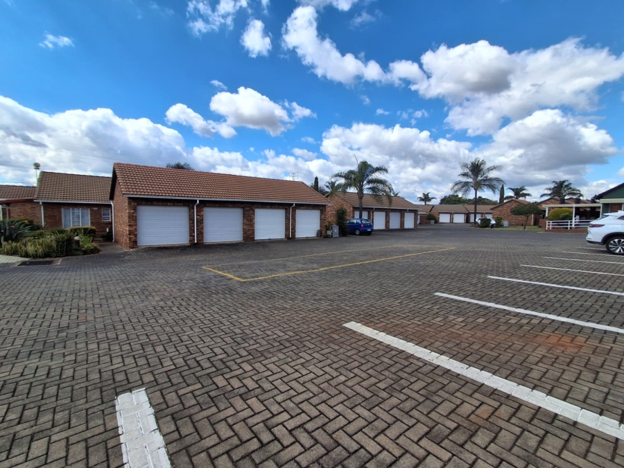 2 Bedroom Property for Sale in Die Hoewes Gauteng