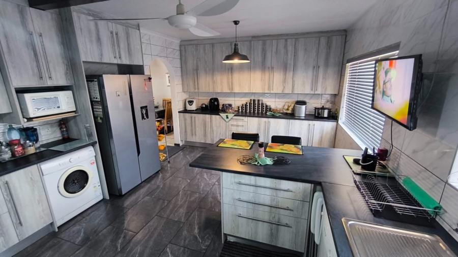 4 Bedroom Property for Sale in Brackendowns Gauteng