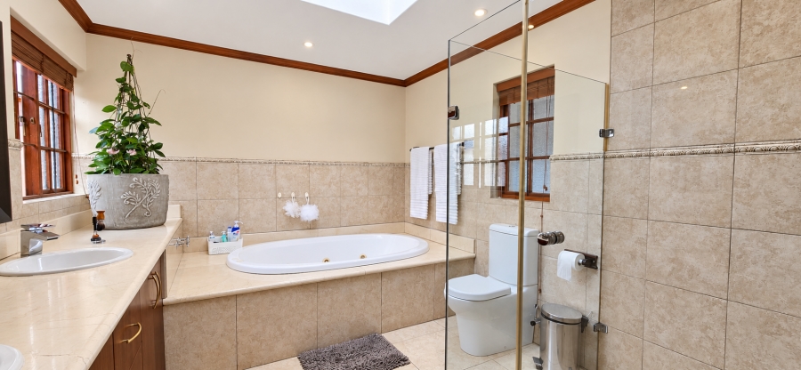 5 Bedroom Property for Sale in Waterkloof Ridge Gauteng