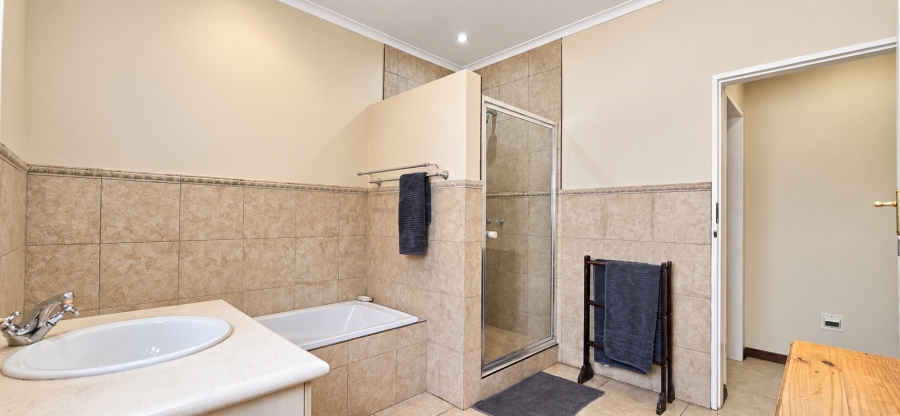 5 Bedroom Property for Sale in Waterkloof Ridge Gauteng