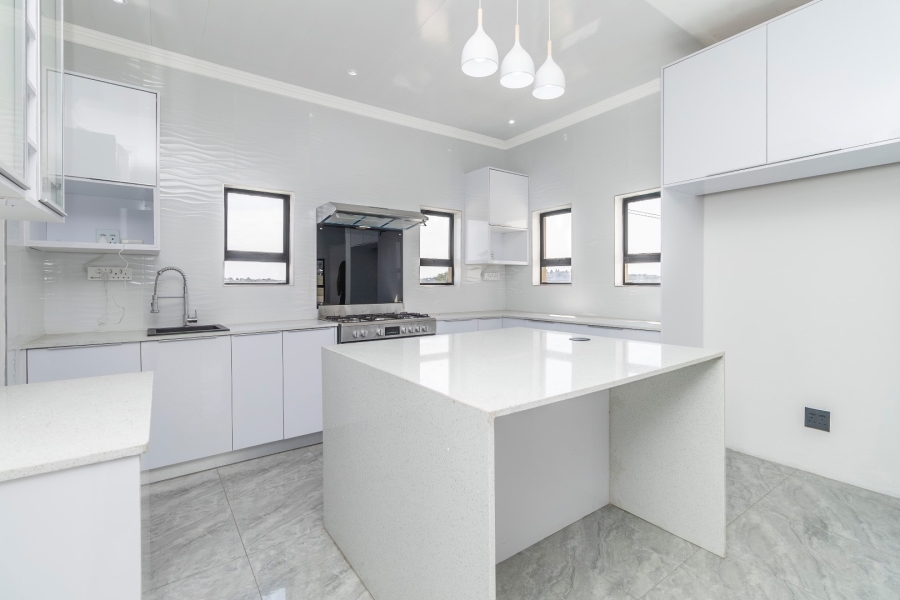 5 Bedroom Property for Sale in Helderfontein Estate Gauteng