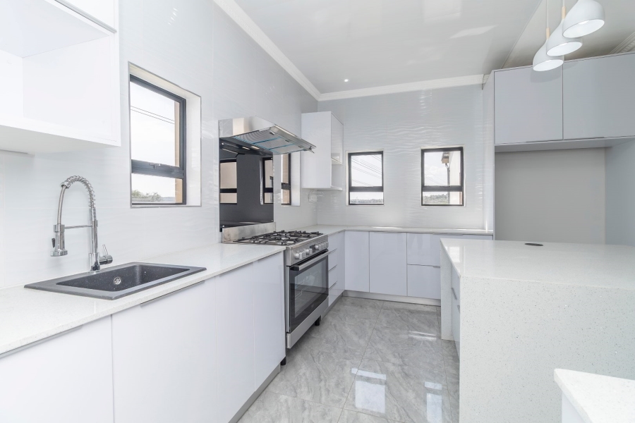 5 Bedroom Property for Sale in Helderfontein Estate Gauteng
