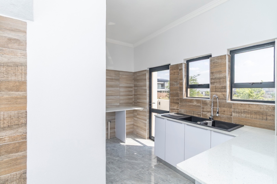 5 Bedroom Property for Sale in Helderfontein Estate Gauteng
