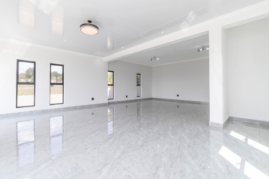 5 Bedroom Property for Sale in Helderfontein Estate Gauteng
