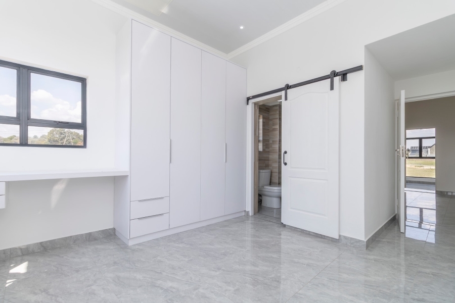 5 Bedroom Property for Sale in Helderfontein Estate Gauteng