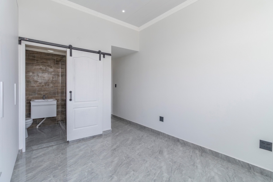 5 Bedroom Property for Sale in Helderfontein Estate Gauteng