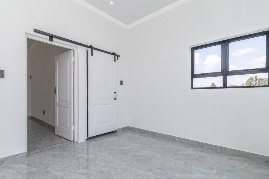 5 Bedroom Property for Sale in Helderfontein Estate Gauteng