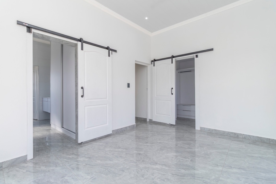 5 Bedroom Property for Sale in Helderfontein Estate Gauteng