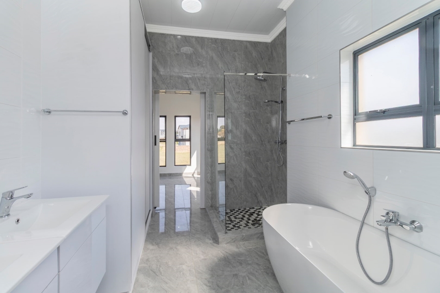 5 Bedroom Property for Sale in Helderfontein Estate Gauteng