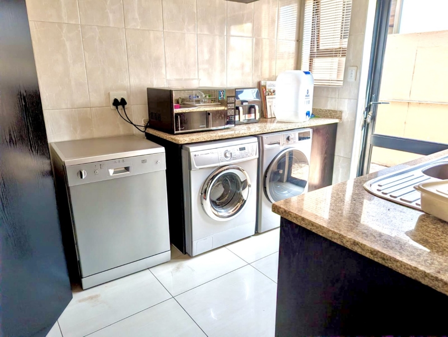 6 Bedroom Property for Sale in Willow Acres Gauteng