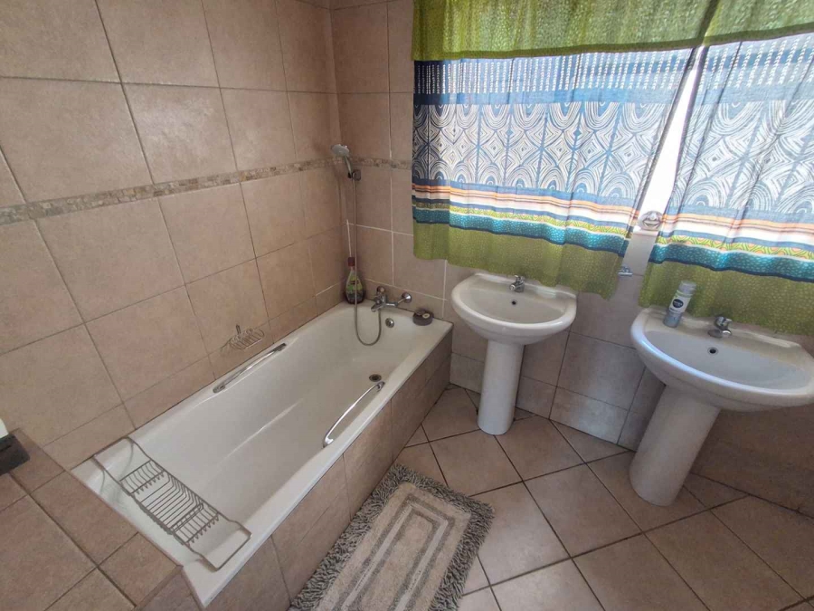 7 Bedroom Property for Sale in Meyerspark Gauteng