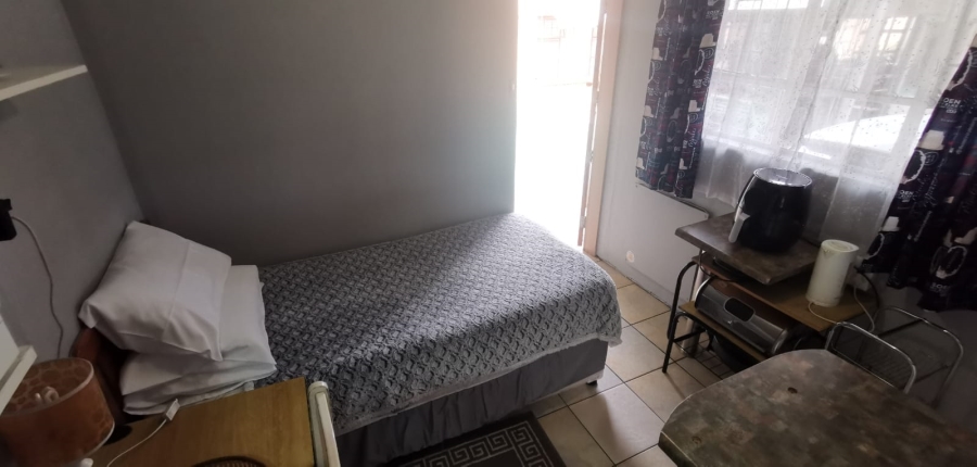 1 Bedroom Property for Sale in Brackenhurst Gauteng