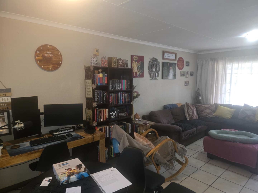 2 Bedroom Property for Sale in Albertsdal Gauteng